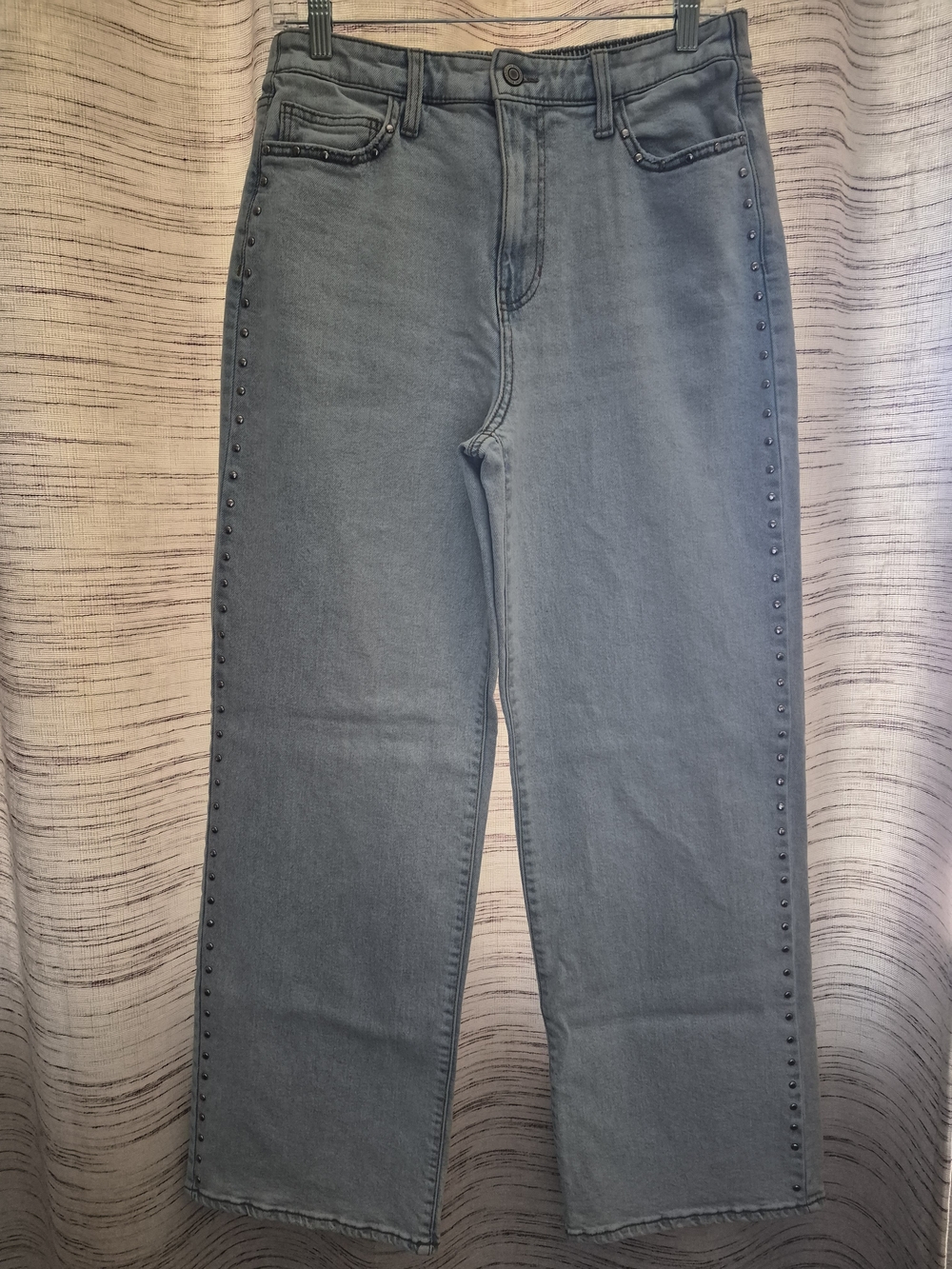Women’s Light Wash Stud-Trim Straight Jeans